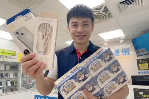 ▲民眾持舊充電線或充電頭至傑昇通信門市回收，每件可換200元配件購物金，消費再送衛生紙一串。（圖／官方提供）