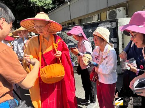 ▲佛光山中區總住持覺居法師沿途托缽，引來許多民眾隨喜護持。（圖／記者金武鳳攝，2026.5.6)