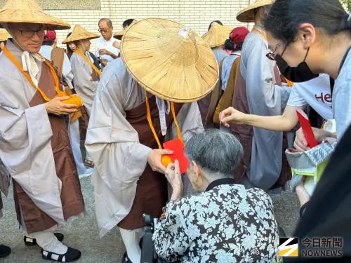 ▲佛光山行腳抵台中，沿途許多民眾設香案引接及護持。（圖／記者金武鳳攝，2026.5.6)