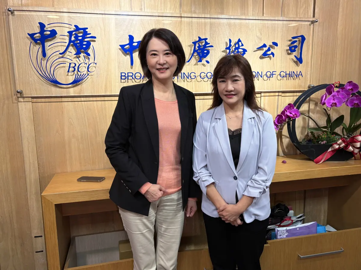 ▲網友發起抓到老鼠送到服務處，國民黨立委王鴻薇（左）怒喊蒐證要告。（圖／中廣提供）
