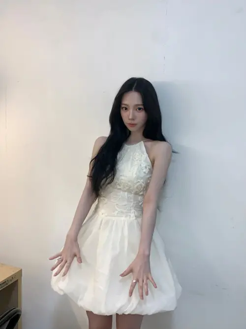 ▲李珠珢直播首秀身穿的洋裝，跟Karina（如圖）生日當天發的洋裝Promise Balloon One Piece同一品牌。（圖／翻攝自Karina IG@katarinablu）