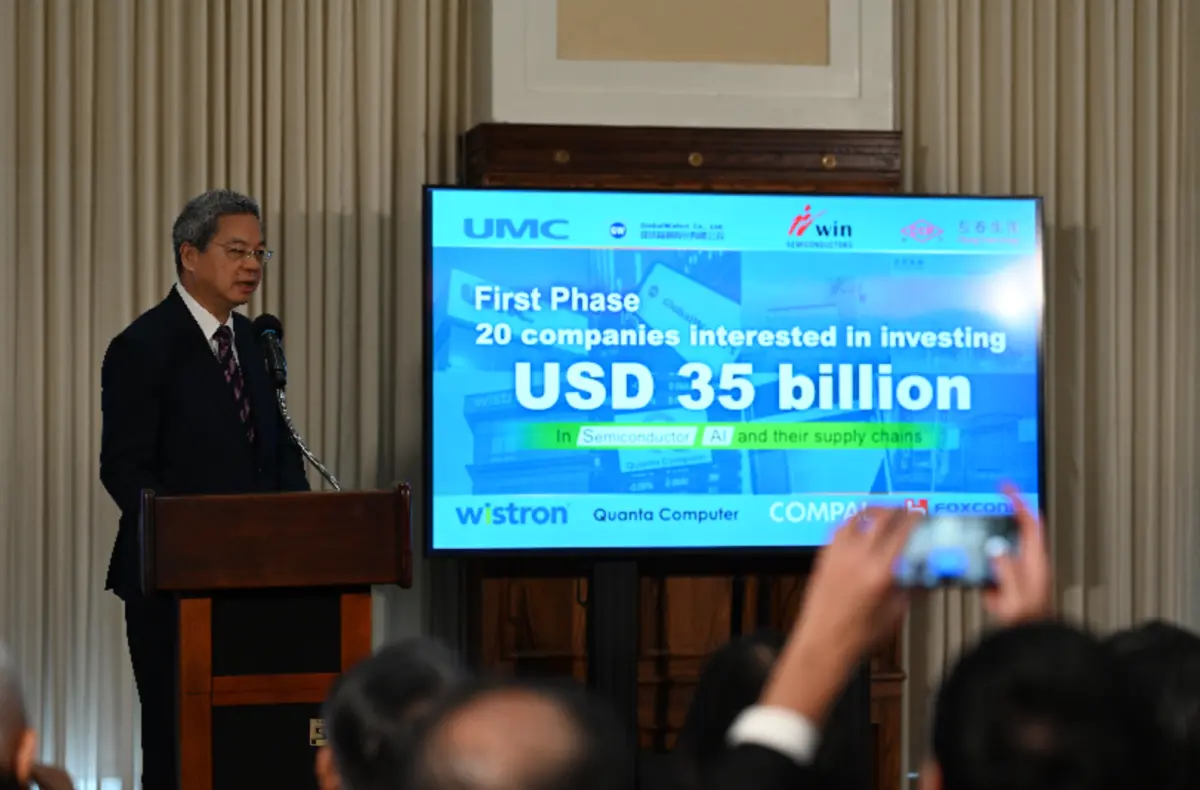 ▲經濟部與電電公會簽MOU，其中，包括環球晶、穩懋、鴻海、仁寶等20家大廠均表達要投資美國。（圖／經濟部提供）