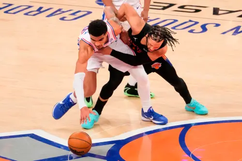 ▲巴洛在換防後緊盯尼克球星布朗森（Jalen Brunson）。他在短短16分鐘的出賽時間內，多次靠著優異的橫移速度迫使對手失誤，成為費城在客場兩連敗後唯一的心理慰藉。（圖／美聯社／達志影像）