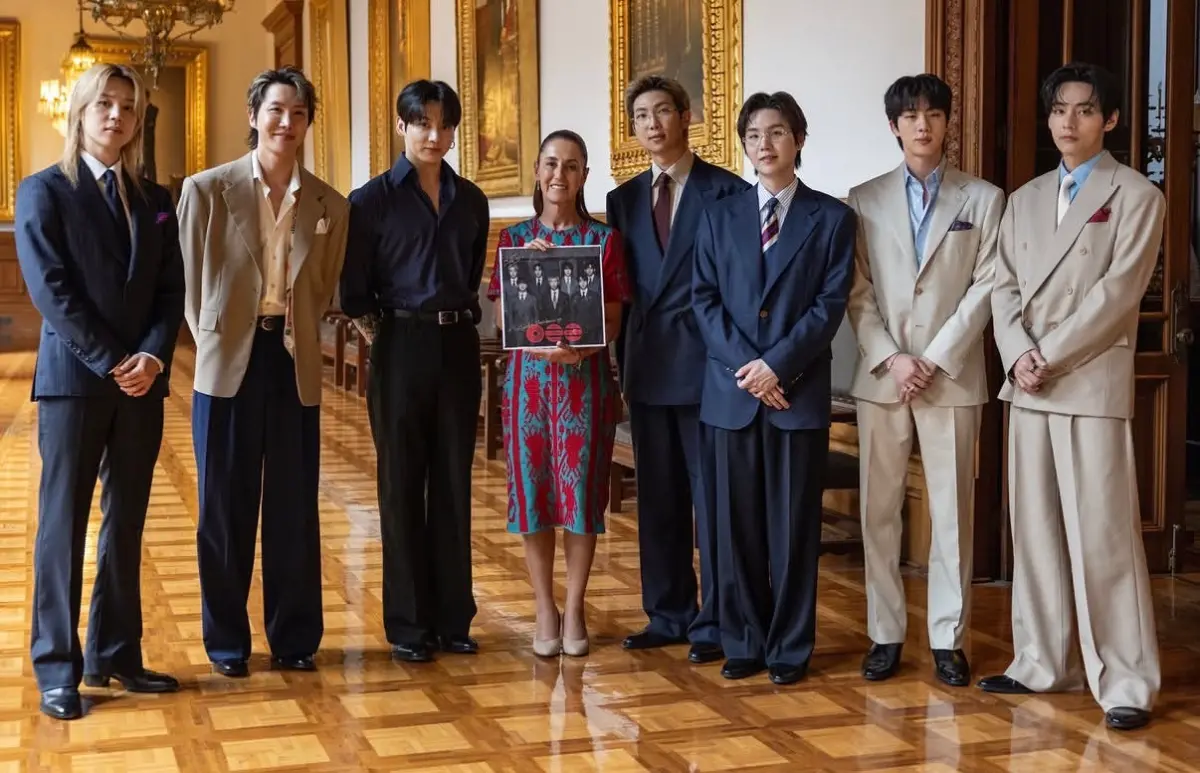 ▲ BTS本週在墨西哥開演唱會，開場前受邀到總統府（國家宮殿）和墨西哥總統（左四）會面，成員們還和總統一起在陽台上向萬人揮手致意，隊長RM（右四）用西班牙文告白：我愛你們。（圖／翻攝自墨西哥總統IG ）
