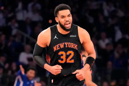 影／NBA最強救球？季後賽突發「籃球卡在籃板後方」　唐斯1招化解