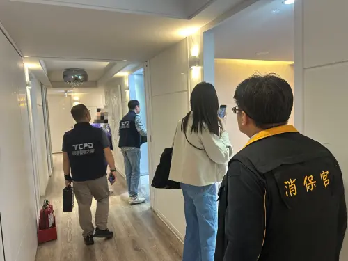 ▲愛爾麗醫美診所遭控診間偷拍，北市府衛生局、警察局及臺北市消保官5日聯合稽查愛爾麗診所台北松江南京店。（圖／北市法務局提供）