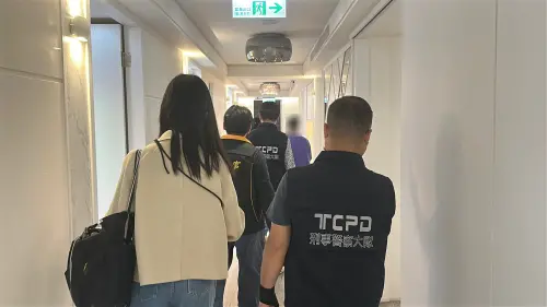 ▲愛爾麗醫美診所涉偷拍，北市府衛生局、警察局及臺北市消保官5月5日聯合稽查愛爾麗診所台北松江南京店 。（圖／北市法務局提供）