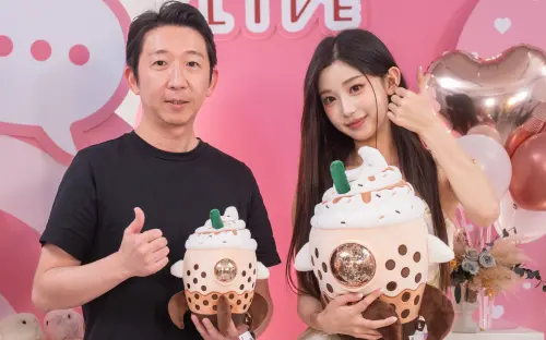 ▲李珠珢（右）和浪LIVE執行長李宗翰（左）合照。（圖／浪LIVE提供）