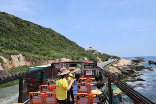 ▲搭乘青春山海線景觀巴士，將沿北海岸行進，可從高視角飽覽山海壯麗風光。（圖／新北市府提供）