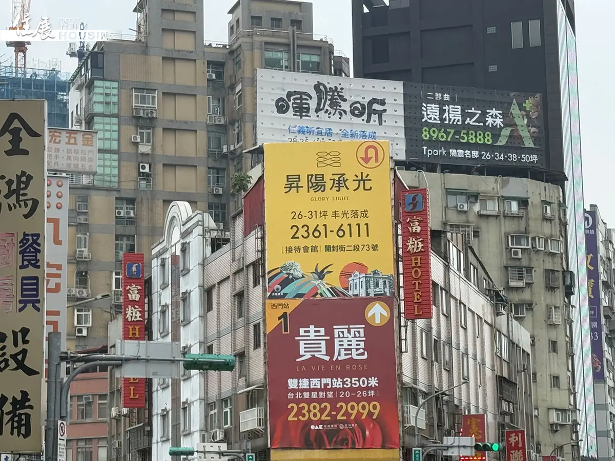 ▲儘管都會區街頭建案廣告依然奪目，但 4 月「住展風向球」卻亮出連續第 12 盞黃藍燈。數據顯示房市旺季不旺，推案量較上月大減 600 億元，即便指標案林立，成交組數依然低迷不振。（示意圖／住展雜誌提供）