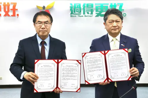 ▲ 台南市長黃偉哲與金澤市長村山卓(右1)共同簽署合意書。（圖／南市府提供）