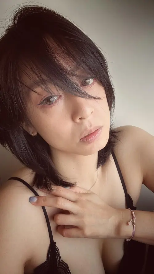 ▲范筱梵曬低胸辣照，祝自己生日快樂。（圖／翻攝自Na范筱梵Na FB）