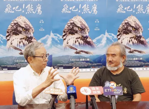 ▲《飛吧！熊鷹》梁皆得（右）拍攝鳥類生態影片，辛苦又有危險性高的時刻，吳念真（左）大為佩服。（圖／采昌國際提供）