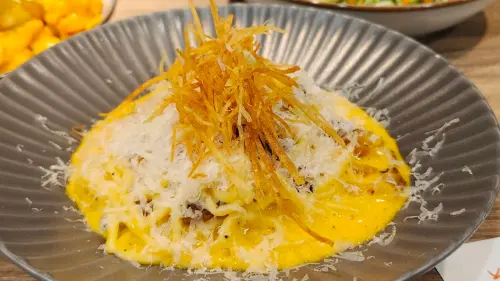 ▲「義點點」最受矚目的招牌，是以豬頰肉（Guanciale）製作的 Carbonara。（圖／翻攝畫面）