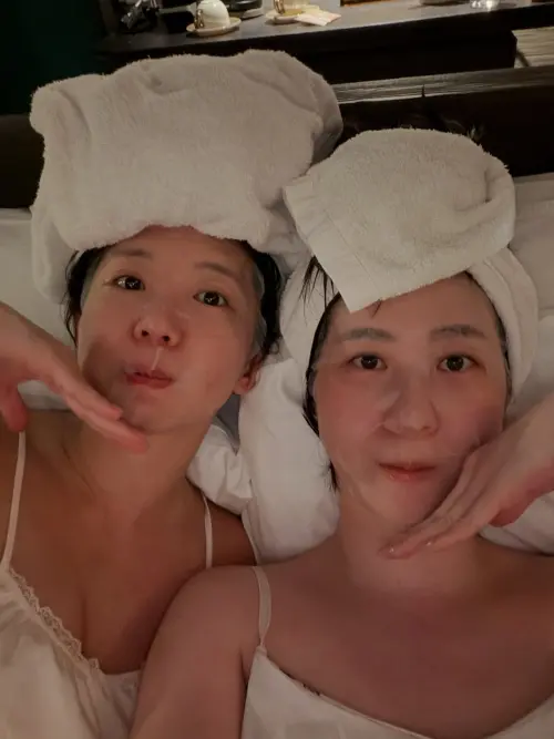 ▲瑤瑤（左）、張景嵐沒有化妝，僅穿內衣躺在床上敷面膜，看起來愜意又放鬆。（圖／翻攝自張景嵐臉書）