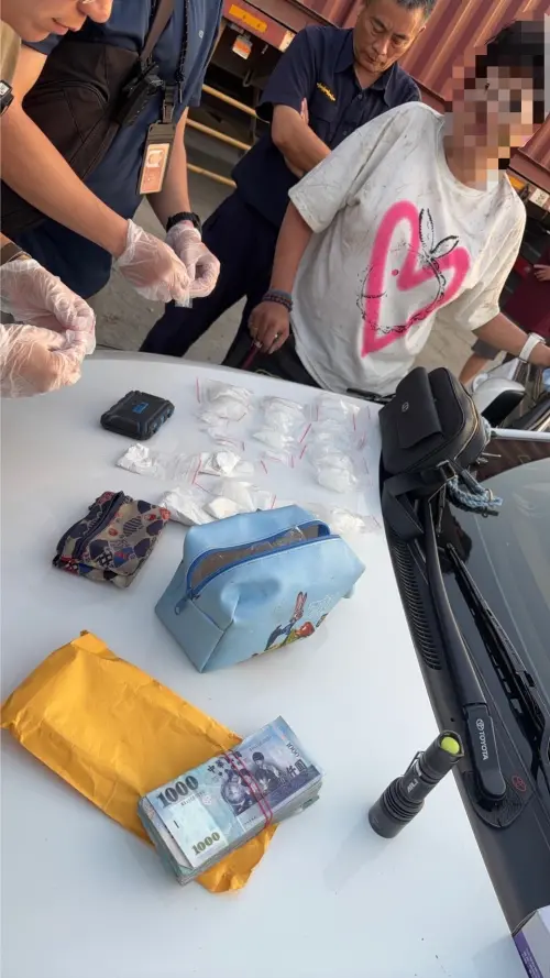 ▲ 蔡女身背3條毒品通緝案件，警方並於車內查獲大量海洛因及安非他命等毒品，全案依公共危險、妨害公務、毒品及肇事逃逸等罪嫌移送偵辦。（圖／記者郭凱杰翻攝）