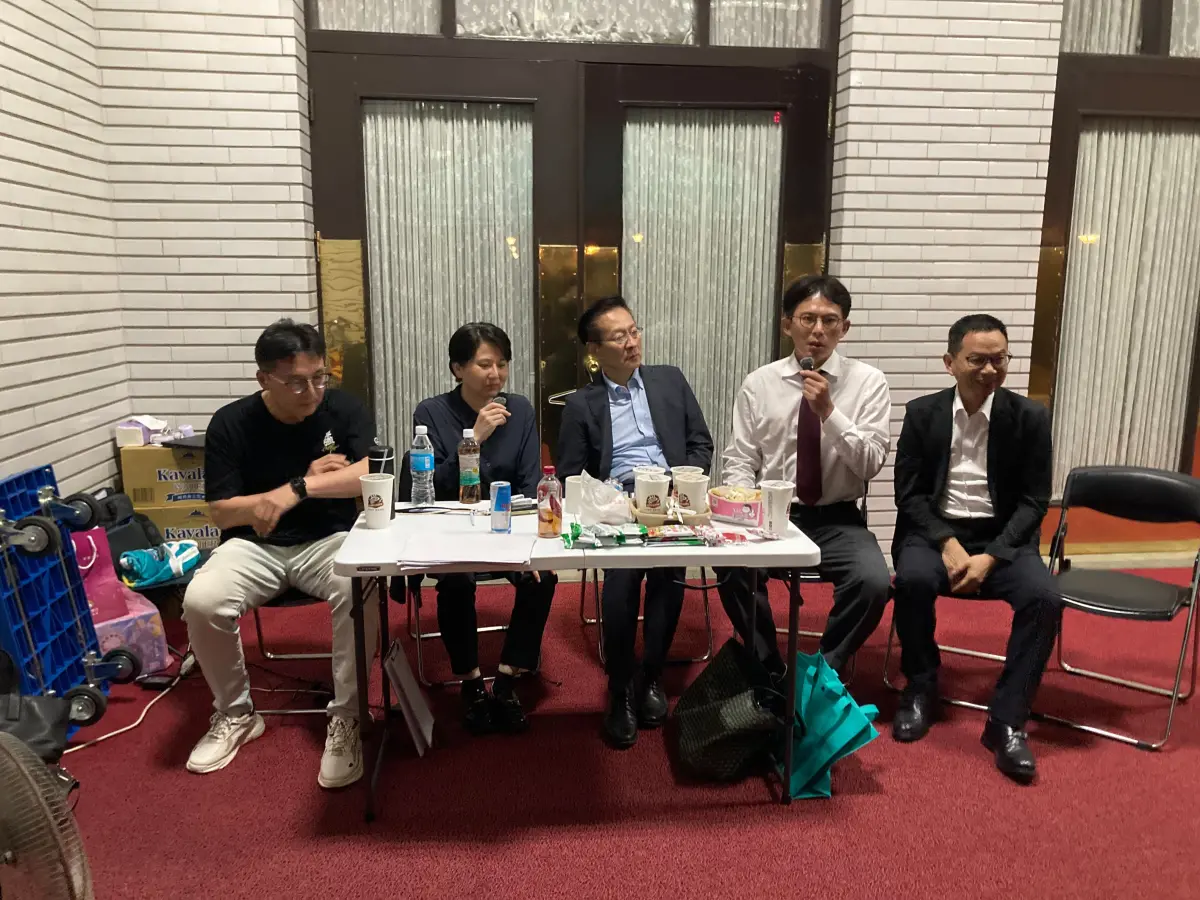 ▲民眾黨立委輪流夜宿議場，擬在明日院會前搶先提出議案，民眾黨主席黃國昌（右二）晚間也到打氣。（圖／洪毓祥辦公室提供）