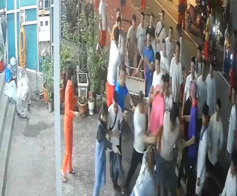    ▲警方將主嫌及相關共犯等10人拘提到案，目前全案朝向聚眾鬥毆、傷害等罪嫌送辦（圖／翻攝畫面）  