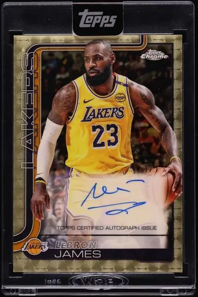 ▲一張全球限量僅1張的2025-26 Topps Chrome系列詹姆斯（LeBron James）湖人球衣簽名卡登上拍賣場。（圖／翻攝自Fanatics Collect官網）