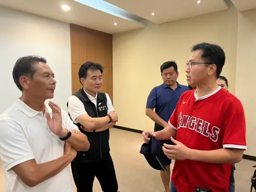 ▲高雄市議員林智鴻（右）與連江縣長王忠銘（左一），副縣長陳冠人（左二）於去年9月30日針對議題交換意見。（圖／高雄市議員林智鴻提供）