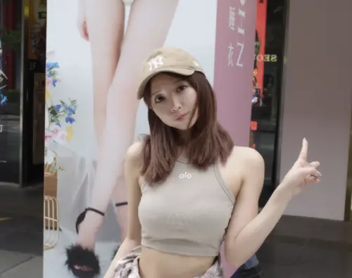 三上悠亞零偽裝現身信義區！合照廣告板　側面超猛身材粉絲狂放大