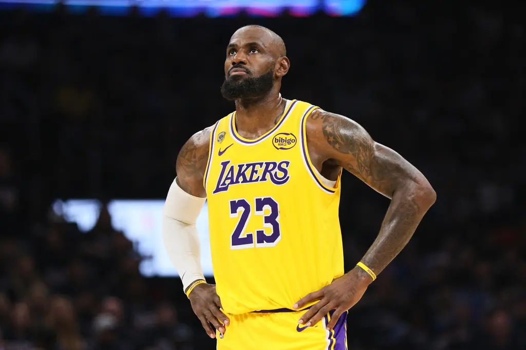▲「詹皇」詹姆斯（LeBron James）與里夫斯（Austin Reaves）合力砍下54分，但湖人仍難敵雷霆下半場的猛烈攻勢，終場以107：125吞下客場二連敗。（圖／美聯社／達志影像）