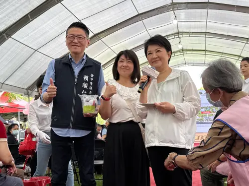 ▲敦化公園地下停車場上梁典禮，市長盧秀燕（右）與議員賴順仁（左）向在地民眾說明建設進度；見證北屯交通建設邁向新里程碑(圖／柳榮俊攝2026.5.8)