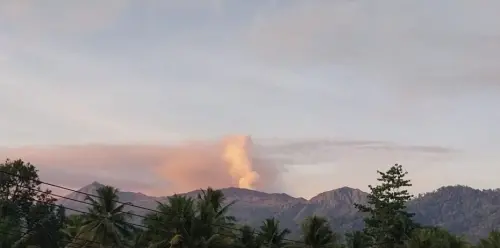 印尼杜科諾火山噴發！火山灰直衝10公里高空　已釀3死10失聯