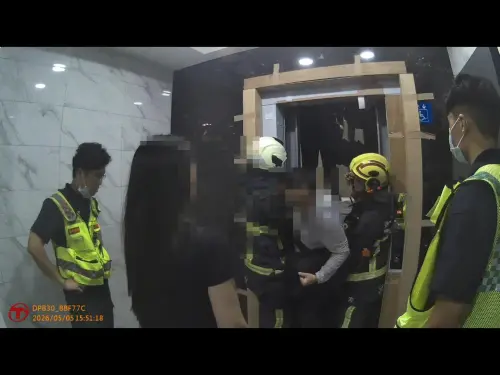 電梯卡在兩樓間5人受困　頭家警消聯手解危