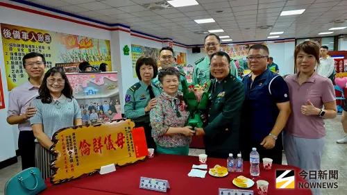 ▲參謀長薛淵銓表揚台南市委顧團長鄭霽野母親鄭姚秀李。（圖／記者莊全成攝，2026.05.08）