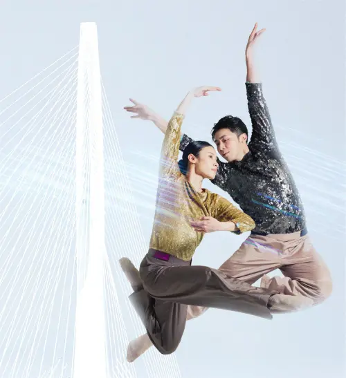 ▲藝術與建築的跨界對話！雲門舞集全新舞作《光鏈》今日在淡江大橋迎來世界首演。Zaha Hadid 建築事務所當年設計大橋時，便是受到雲門舞者流暢身姿的啟發；如今，雲門在橋面跳起點亮新地標的流動光影，別具意義。（圖／雲門舞集提供）
