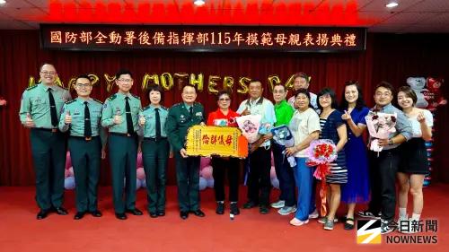 ▲參謀長薛淵銓頒贈台南市南化區後輔中心主任許國清母親許力連鳳賀匾。（圖／記者莊全成攝，2026.05.08）