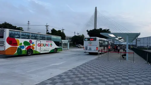 ▲回程看這裡！晚會結束後，請民眾前往位於中正路二段與中正路一段 87 巷口的「微型轉運站」搭乘接駁車。回程僅提供「單向」往捷運淡水站服務，服務時間為 19:00 至 22:00。（圖／新北市政府提供）
