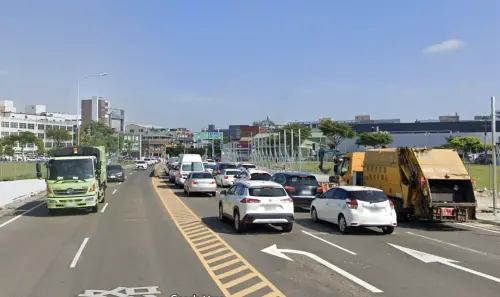 ▲有人擔心普忠路與地下道周邊原本就壅塞，夜市開幕後恐讓交通雪上加霜，桃園市經發局則表示，已要求業者補強交通衝擊改善措施，後續將視試營運狀況滾動檢討。（圖／翻攝自Google Maps）