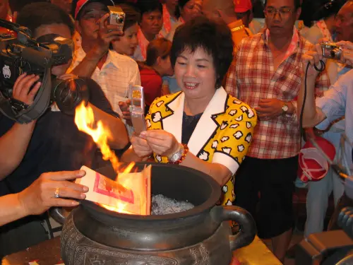80歲前藍委曾蔡美佐疑遭廟董子圍毆　朝天宮指「無關廟務」遭洗版