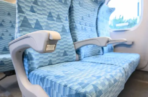 ▲高鐵新世代列車車廂大升級，車廂窗戶變小降噪變強、每個座位配置插座以及下沉式座椅，坐起來更加舒服！（圖/台灣高鐵提供）