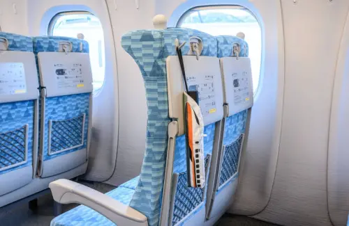 ▲高鐵新世代列車每個椅背後方配置掛鉤、桌子也做成緩降設計。（圖/台灣高鐵提供）