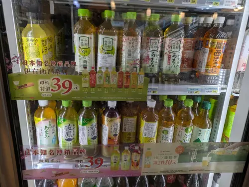 ▲萊爾富日系茶飲版圖還在擴大，其中最新引進的「伊右衛門紅茶」超夯，冰櫃上只有該品項被清空，讓想喝的人撲空。（圖/Threads）