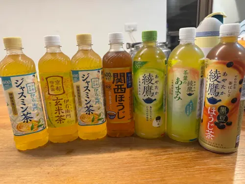 ▲只要外包裝看到有「箭頭」的地方，就可以從箭頭的地方撕開到底，會看到抽籤結果，像圖中第一罐及第三罐就是明顯可以撕開抽籤的！（圖/Threads）