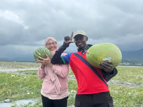 ▲歐蒙（Oumar）27歲時從蘇丹來台發展（圖左），後認識來自花蓮的妻子，為愛留在花蓮玉里種西瓜。（圖／記者鍾怡婷攝）