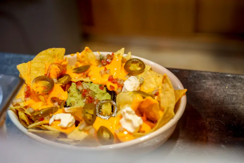    ▲Nacho是墨西哥經典美食烤起司辣味玉米片，將墨西哥玉米片當基底，淋上融化的起司、辣椒，常搭配莎莎醬、肉醬等配料。（圖／美聯社／達志影像）  