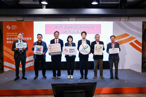 ▲在運動部的見證下，本計畫團隊與各國際組織簽署合作備忘錄，共同強化國際交流。（左起APEC運動政策網絡(ASPN)計畫主持人黃經堯老師、泰國全民參與運動國際交流協會（TMPSA）Charlie Jung 副會長、計畫主持人林廷芳顧問、運動部國際司許秀玲副司長、亞洲運動管理學會（AASM）理事長松岡宏高、日本運動觀光聯盟（JSTA）中山哲郎資深顧問、菲律賓運動觀光聯盟（PSTA）Charles Lim會長）（圖／運動部國際事務司提供）