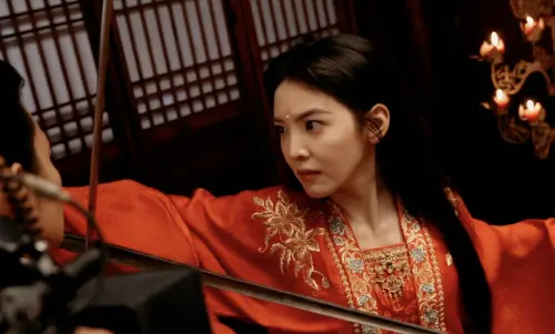 ▲章若楠甩開弱女子形象，也有不少武打動作。（圖／Disney+）