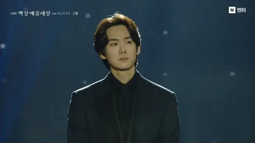 ▲柳演錫負責今年百想的追思環節表演，邊唱邊落淚。（圖／chzzk.naver）