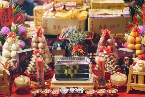 ▲易經專家王老師表示，祭拜媽祖時供品可挑選清香、鮮花、水果（3或5樣）為主，可加壽桃、紅龜粿表祝壽、也可加拜化妝品和保養品。（圖／大甲鎮瀾宮臉書）