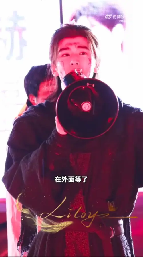 ▲張凌赫（如圖）不捨粉絲淋雨，連妝都沒卸就提前出來與大家打招呼。（圖／翻攝自微博）