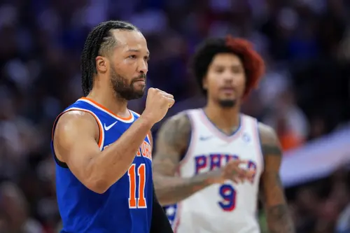▲紐約尼克球星布朗森（Jalen Brunson）在費城主場予取予求，帶領球隊完成橫掃，也暴露出76人現有陣容與聯盟頂級強權之間的鴻溝。（圖／美聯社／達志影像）