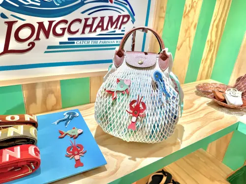 ▲Longchamp「Le Pliage Filet漁網包」外閃店贈送限定「海洋生物包釦組」，大款4500元、小款3600元。（圖／記者蕭涵云攝）