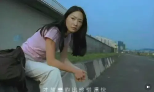 ▲MV中，王俐人（如圖）模樣十分青澀，五官清秀的她臉上沒有過度的妝容，穿著簡單的T恤、長褲。（圖／王俐人臉書）