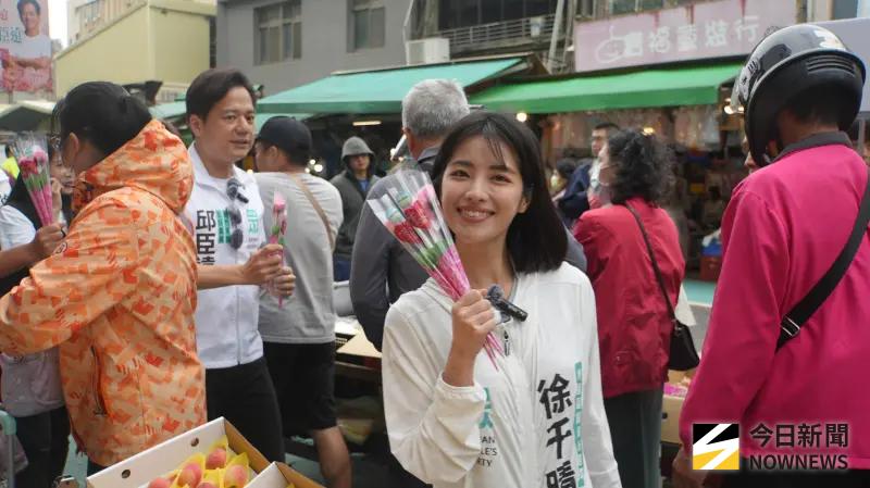    ▲新竹市副市長邱臣北上桃園，陪同民眾黨桃園區市議員參選人徐千晴掃街。（圖／記者呂炯昌攝，2026.05.09）  